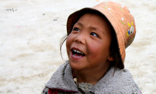 티베트어로 계속 나에게 말을 건네는 티베트 아이