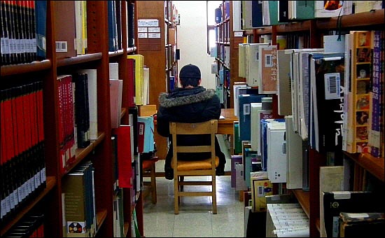 한 대학교 도서관에서 공부하는 대학생