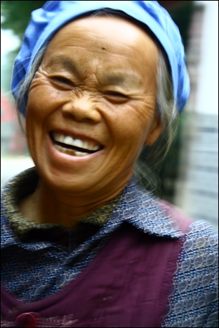 소수민족 부이족 마을 인자이에서 만난 할머니. 주름진 얼굴이 온화하다. 부이족은 연파랑 모자를 즐겨 쓴다. 