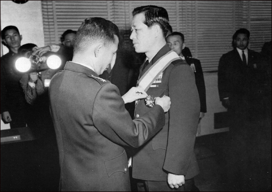 1963년 1월 7일 당시 박정희 국가재건최고회의 의장이 김종필 중앙정보부장에게 훈장을 수여하고 있다.