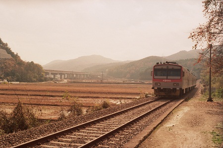 원북역에서 찍은 경전선의 모습입니다. 기차는 경남을 넘어 전남으로 향하고 있습니다.