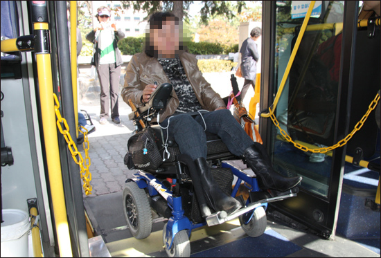 10월 19일 진보신당 대전광역시당 장애인위원회의 '저상버스 타기 운동'에 참여한 한 장애인이 저상버스에 오르고 있다. 
