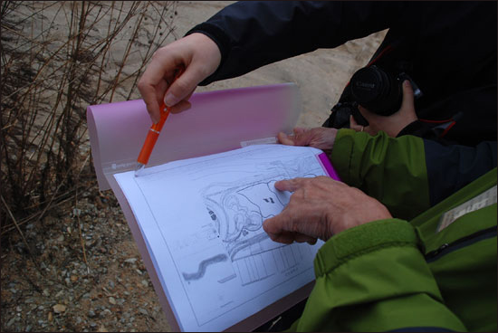 환경단체 담당자가 건설사에서 제공한 도면을 표기된 ‘모새달’ 보호지 외에 추가로 발견된 장소를 찾기 위해 확인을 하고 있다.
