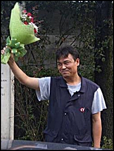  현대미포조선 노동자 김석진 씨는 지난 1997년 4월 14일 부당해고 당한 후 대법원까지 간 결과 승소하여 2005년 8월 9일 복직합니다. 그러나 그의 여정은 다시 순탄치 않았습니다.