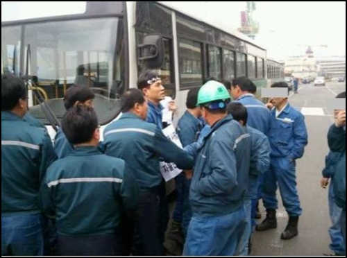  김석진 씨가 현장에서 일하다 사망한 하청노동자 추도사를 하려하자 회사 관리자들이 몰려와 못하게 막았다고 합니다.