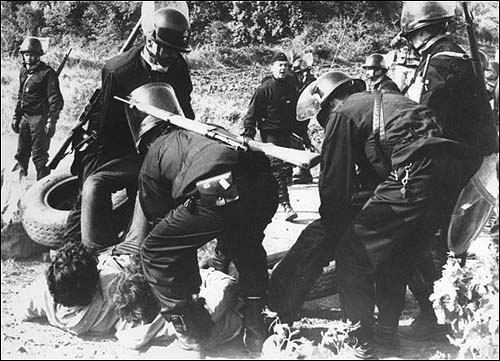 1970년대 라르작 투쟁 당시 경찰이 시위대를 끌어내는 모습.