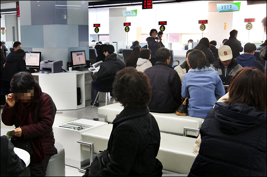 서울지방노동청의 종합고용지원센터를 찾은 실직자 등이 실업 급여 신청 순서를 기다리고 있다.(자료사진)