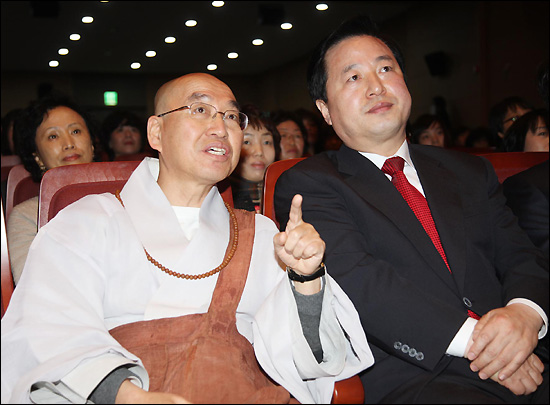  혁신과통합 공동대표인 김두관 경상남도지사가 민주당과 통합 정당에 입당할 지 여부에 관심이 높다. 사진은 지난 2일 오전 경남도청에서 특강한 법륜 스님와 나란히 앉아 있는 모습.