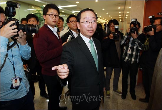 10.26재보선 투표날 중앙선관위와 서울시장 박원순 야권단일후보 홈페이지에 대한 디도스(DDos) 공격이 한나라당 최구식 의원실 직원인 것으로 경찰 수사결과 밝혀진 가운데, 2일 오후 기자회견을 하기 위해 국회 정론관에 도착한 최 의원이 기자들에게 둘러싸여 있다. 최 의원은 "저는 사건 내용을 전혀 모릅니다. 마른 하늘에 날벼락 맞은 것처럼 황당한 심정"이라며 "만약 제가 사건에 연루됐다는 사실이 드러나면 즉각 의원직을 사퇴하겠다"고 밝혔다.