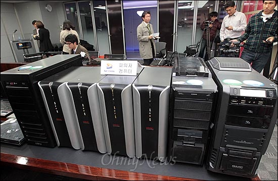 경찰이 최구식 한나라당 의원의 수행비서와 IT업체 직원 3명을 적발한 가운데, 지난 2011년 12월 2일 오후 서울 서대문구 경찰청 사이버테러대응센터 브리핑실에 피의자들이 사용한 컴퓨터들이 놓여져 있다.