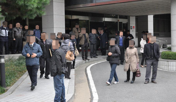 제자교회 정삼지 목사 선고 공판 서울남부지방법원에는 정삼지 목사를 지지하는 교인과 반대하는 교인 100여 명이 공판 내용을 듣기 위해 모였다.