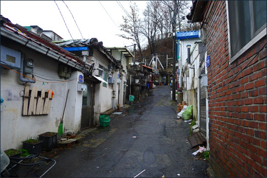 서울 은평구 신사동 237번지는 전체 주택 106호 중 77호가 지은 지 20년이 넘었을 정도로, 낙후된 동네다. 이곳은 지난 6월 두꺼비 하우징 시범단지로 선정돼, 마을 만들기 사업이 진행되고 있다.
