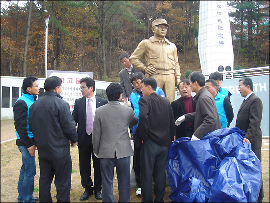  '거제 역사바로세우기를 위한 김백일 동상 철거 범시민대책위원회'는 2일 '친일' 김백일 동상을 가리기 천막으로 덮으려고 시도했다가 거제시설관리공단의 저지로 무산됐다.