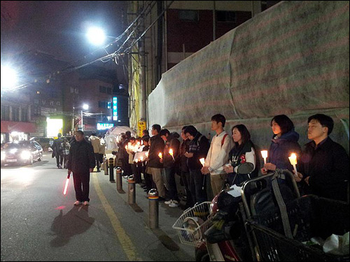 지난 11월 22일 북아현 뉴타운재개발 1-3구역에서 상가세입자대책위와 시민들이 '재개발악법을 규탄하는 촛불집회'를 하고 있다. 