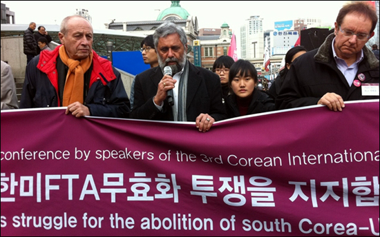 3일 오후 서울역 광장에서 코리아포럼 외국인 초청자들이 한미FTA에 반대하는 기자회견을 열고 있다.