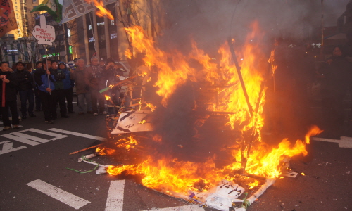 상여가 태워지는 동안 이명박 대통령의 영정사진도 불태워졌다.