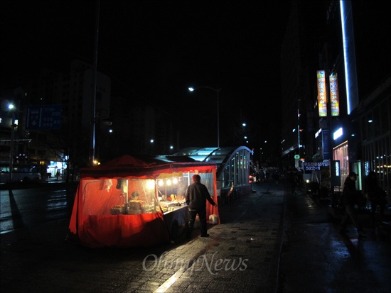 다시 돌아온 사당역. 분식 포창마차의 불빛이 따뜻하다.