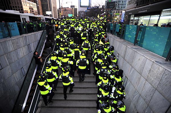 3일 오후 지하철5호선 광화문역 6번 출입구앞에 대규모 경찰이 시민들의 출입을 막고 있다.