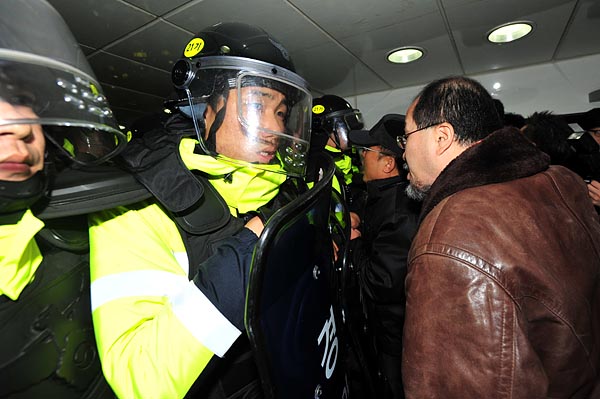 지하철5호선 광화문역과 연결된 지하통로에서 방패를 든 경찰들이 시민들의 이동을 막아서고 있다.