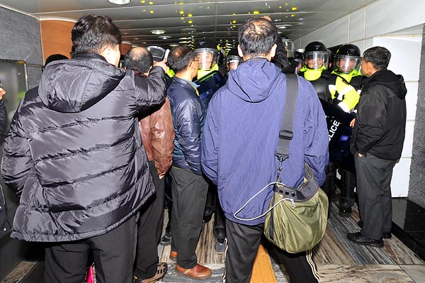 지하철5호선 광화문역과 연결된 지하통로에서 방패를 든 경찰들이 시민들의 이동을 막아서고 있다.