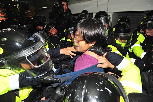 지하철5호선 광화문역과 연결된 지하통로에서 방패를 든 경찰들이 시민들의 이동을 막아서자 시민들이 통행권 보장을 요구하며 격렬한 몸싸움을 벌였다. 경찰이 몸싸움을 벌인 한 시민을 연행하고 있다.