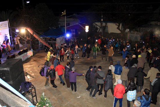 제주지역에서 평화버스를 타고 온 사람들이 돌아가는시각, 강정마을의 밴드 신짜꽃밴의 공연이 진행중이었다.
