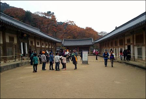  팔만대장경 관광객들이 장경각 중정(中庭)에 삼삼오오로 모여 있다


