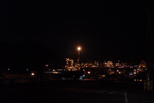 늦은 밤 불꽃이 솟아오릅니다. 그 주위가 밝아집니다. 대기오염물질은 펑펑 쏟아집니다. 