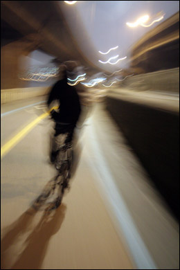 자전거 도입 초창기, 등을 달리지 않고 밤거리를 달리는 자전거는 사람들에게 공포였다.