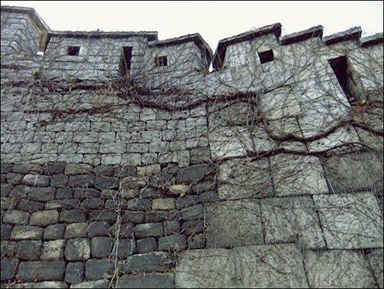 조선 초기부터 중기까지 역사의 흐름과 인간의 노고가 느껴지는 다양한 생김새의 성벽 돌들