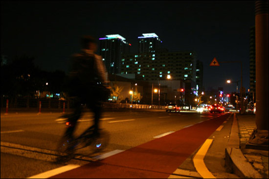 야간 자전거 운전은 위험하다. 자전거 운전자들이 도로를 다니는데 익숙하지 않아서이기도 하지만, 자동차 운전자들이 자전거가 도로를 다닌다는 사실을 모르기 때문에 더욱 그러하다.