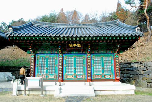 경기도 유형문화재 제151호인 석조삼존불을 모셔 놓은 용화각