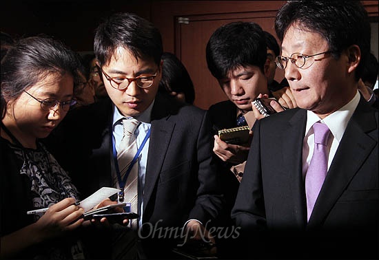 7일 오전 사퇴의사를 밝힌 유승민 한나라당 최고위원이 취재진에 둘러싸인 채 여의도 당사를 나서고 있다.