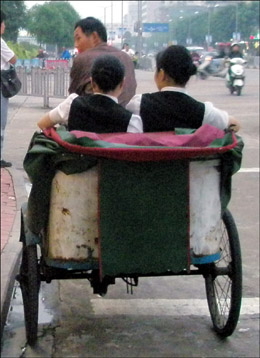 인동차는 당시 이와 같은 형태로 지붕이 있었다. 사진은 중국에서 운행중인 자전거택시.