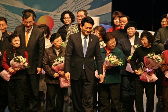  송영길 인천시장(가운데)과 자원봉사자 수상자들의 기념 사진