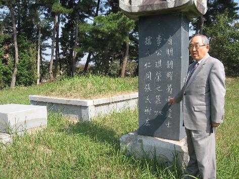 이규홍 의병장의 부친 이기영의 묘역. 익산의병(이규홍의병장)기념사업회 이용희 회장이 이기영의 삶에 대해 설명하고 있다.
