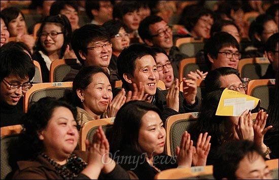 7일 오후 서울 마포구 대흥동 마포아트센터에서 열린 <문재인-김인회이 검찰을 생각한다> 발간기념 'The 위대한 검찰' 토크 콘서트에서 관객들이 특별 게스트로 출연한 팟케스트방송 '나는 꼼수다' 멤버인 정봉주 민주당 전 의원, 김상곤 경기도 교육감, 한명숙 전 총리, 정연주 전 KBS 사장, 국무총리실 민간인 불법사찰 피해자 김종익씨(사진 왼쪽부터)의 이야기를 경청하며 박수를 치고 있다.