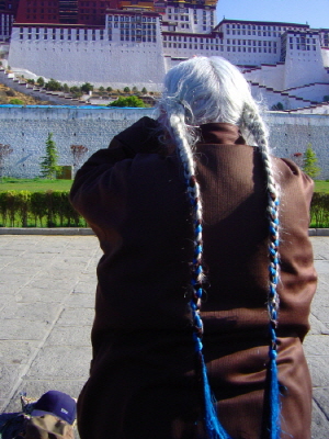 티벳 할머니이 특이한 헤어스타일(라싸 포탈라 궁 앞에서 오체투지를 하염없이 올리고 있는 티벳 할머니)