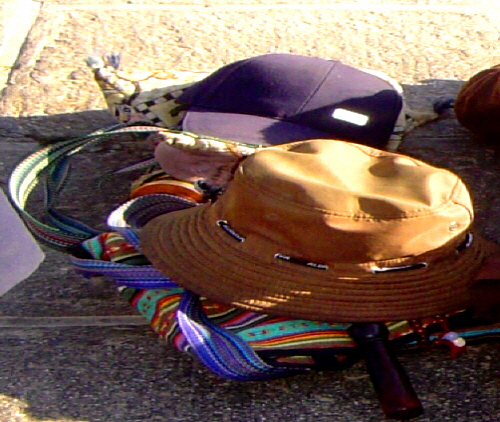 모자, 가방, 마니차, 염주 등 필수적인 기도용품이 가지런히 옆에 놓여있다 