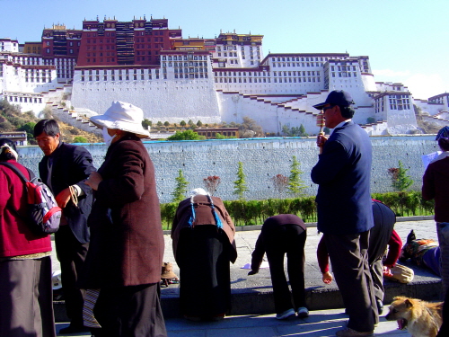 포탈라 궁을 향하여 하염없이 오체투지 절을 올리는 티벳 순례자들 