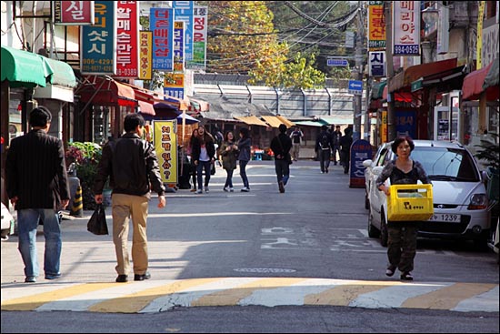  고농도 방사선이 조사된 월계동 도로. 통행 인구가 많고 상가가 밀집한 구간이지만 원자력안전위원회는 도로 방사능 피폭시간을 '매일 1시간'으로 규정했다. 아스팔트 해체 작업은 상가와 주택 건물의 문턱 바로 앞까지 이뤄졌는데, 주민들은 도로와 바로 인접해 생활해왔다는 의미다. 