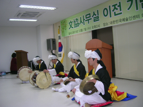 문협 사무실  뿌리패 예술단의 지신 밟기 공연 모습이다. 풍물소리만큼이나 문인협회가 발전하기를 기원하고 있다.  