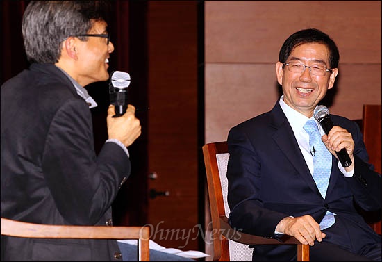 8일 저녁 오마이뉴스 10만인클럽 특강에 초청된 박원순 서울시장이 오연호 대표기자의 질문에 답하며 환하게 웃고 있다.