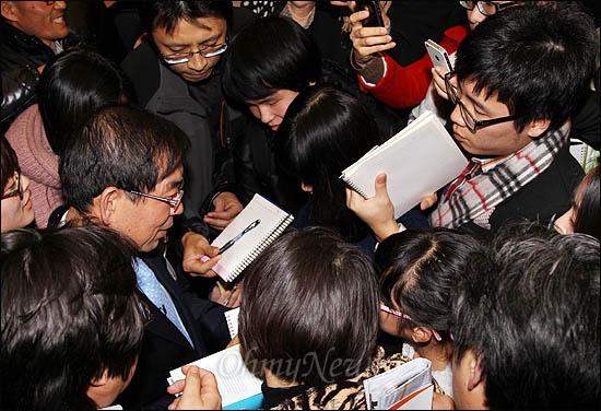 8일 저녁 오마이뉴스 10만인클럽 특강을 마친 박원순 서울시장에게 참석자들의 사인 요청이 쇄도하고 있다.
