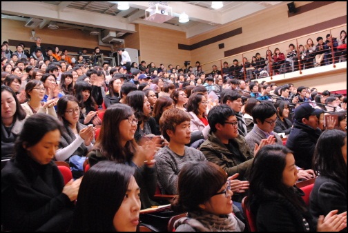 김여진씨가 청년들의 자세에 대해 따끔히 지적했지만 큰 박수를 보내주는 청년들. 