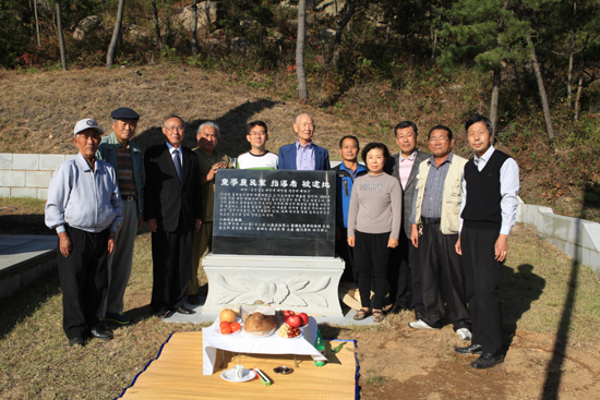 피체지 표석 건립 충남 태안군 태안읍 백화산 교장바위 아래 '갑오동학농민혁명군추모탑' 바로 옆에 '피체지 표석'을 건립하고, 10월 29일 추모제 때 제막식 행사를 가졌다. 위 사진은 피체지 표석 건립공사 후 제를 지내고 나서 찍은 사진이다. 1895년 동학농민혁명 당시 기록된 관군 순무영 보고서 안에서 태안 백화산에서 동학농민군 다수가 체포된 사실 기록이 발견됨에 따라 피체지 표석을 세우게 되었다.  