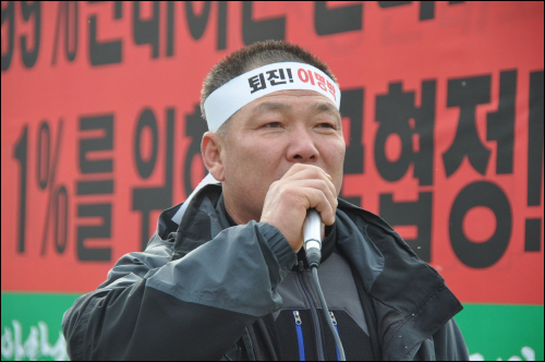 아산농민회 장석현 회장은 농민회원들과 함께 아산시청 광장에서 120톤의 벼가마를 야적한 후 한 달째 천막농성을 벌이고 있다.