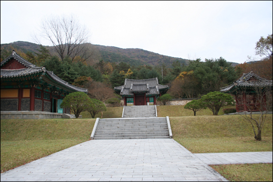 충민사 내부 중 일부. 멀리 안쪽이 사당이다 