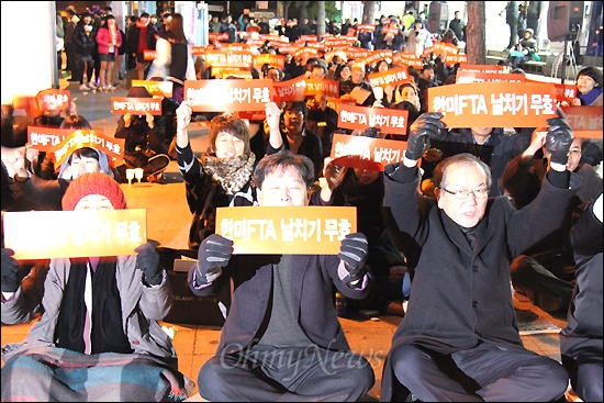   ‘한미FTA 저지 경남운동본부’는 9일 저녁 창원 정우상가 앞에서 “이명박정권 퇴진, 한미FTA 무효 경남도민대회”를 열었다.
