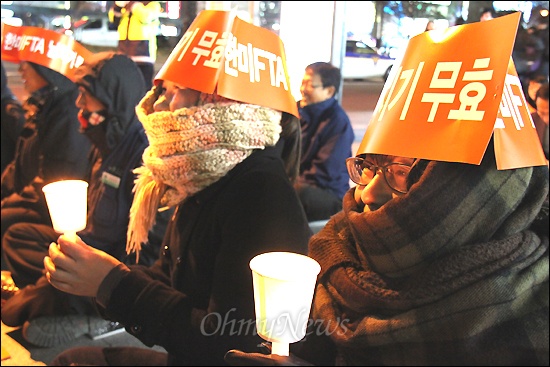   ‘한미FTA 저지 경남운동본부’는 9일 저녁 창원 정우상가 앞에서 “이명박정권 퇴진, 한미FTA 무효 경남도민대회”를 열었다. 이날 굉장치 차가운 날씨 속에 일부 참가자들이 목도리를 하고 촛불을 들었다.
